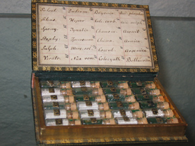 Hahnemanns persönliche „Taschenapotheke“ wird im Heidelberger Schloss aufbewahrt.